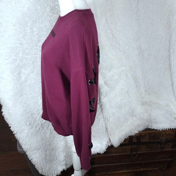 H&M MAROON & BLACK LACE BACK  "NOT AVERAGE" PULLOVER SZ.M EUC - Picture 3 of 7